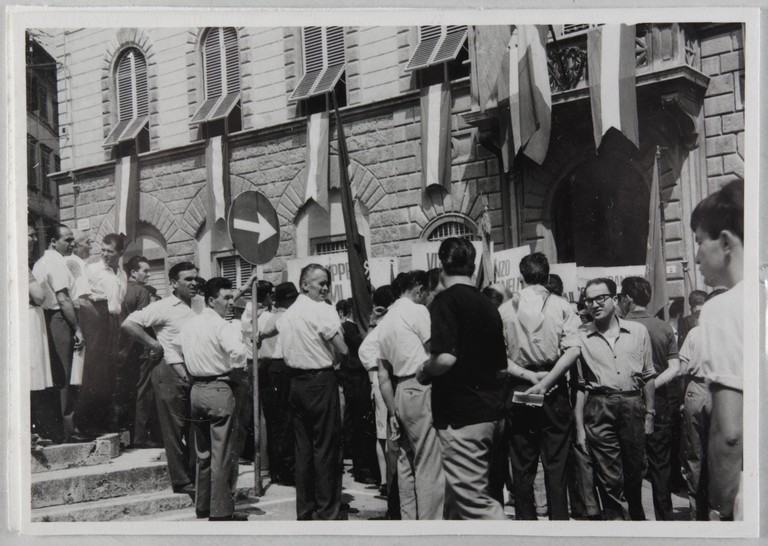 Poggibonsi, 18-19 luglio 1964, XX° anniversario della liberazione e conferimento ad Alcide Cervi della cittadinanza onoraria. Corteo davanti al Municipio